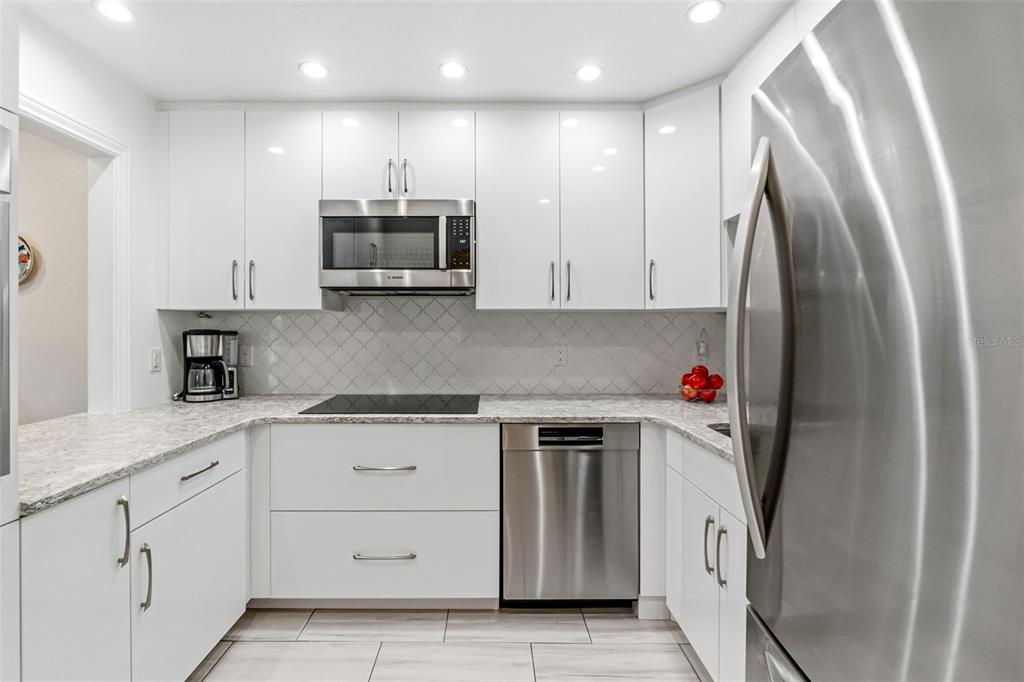 531 SUTTON PLACE, LONGBOAT KEY, FL — photo 4 of 30