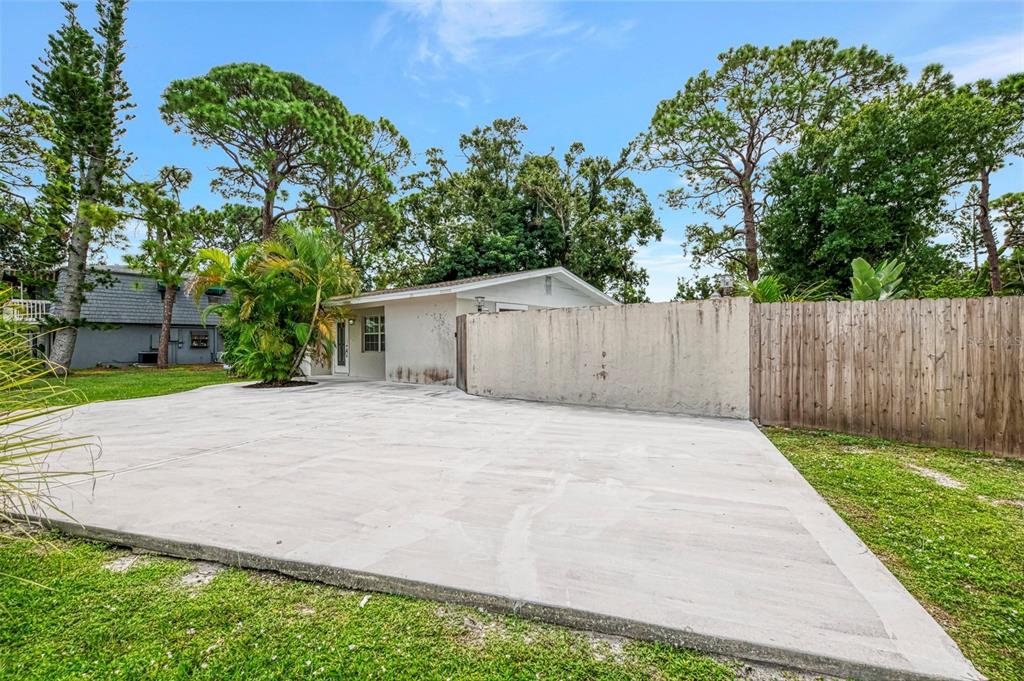 2136 BRUECKNER DRIVE, SARASOTA, FL — photo 2 of 30