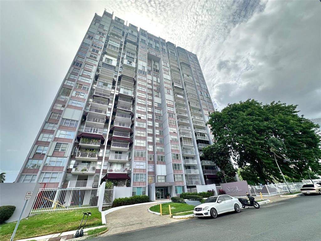 1026 AVE. LUIS VIGOREAUX UNIT PH-Sur