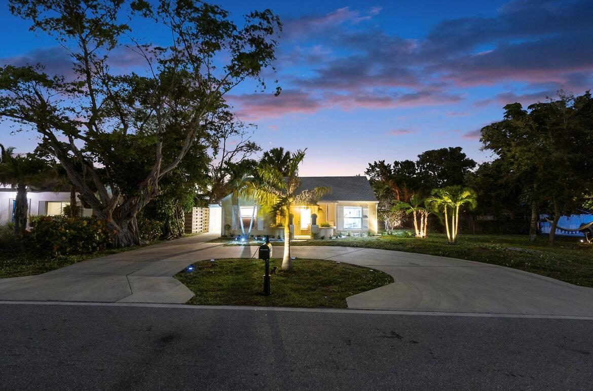 727 S Lake Drive, Lantana FL 33462