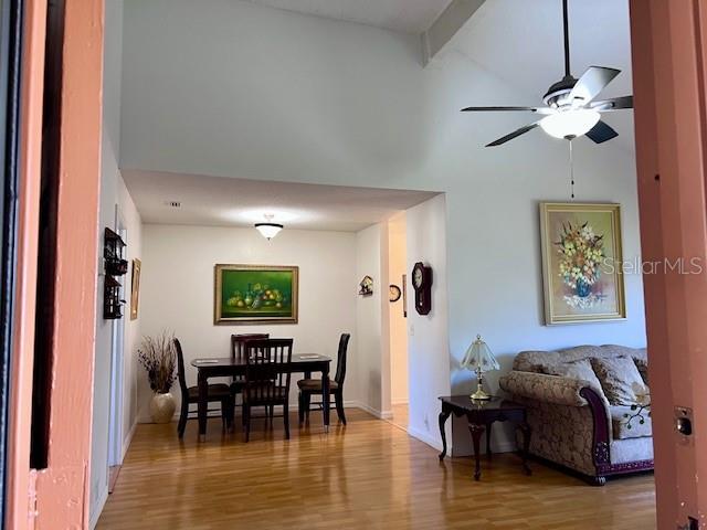 A dining area and living room feature hardwood floors, vaulted ceilings, and a ceiling fan — 370 WINDMEADOWS STREET UNIT 370, ALTAMONTE SPRINGS, FL