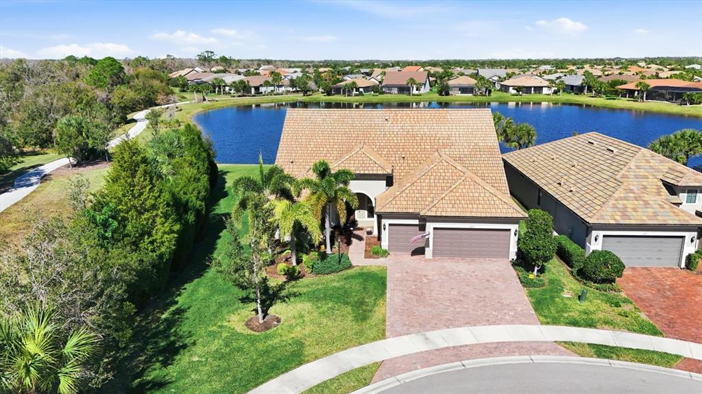 A backyard swimming pool and hot tub enclosed by a screen cage behind a house — 17203 CORINNA PLACE, LAKEWOOD RANCH, FL
