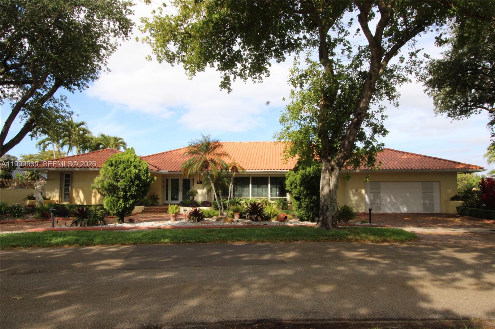 15800 Kingsmoor Way, Miami Lakes FL 33014