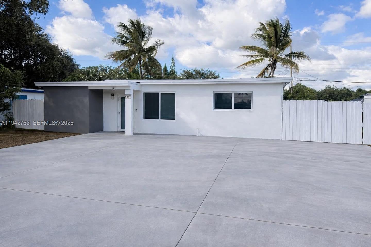 6305 Hayes St, Hollywood FL 33024
