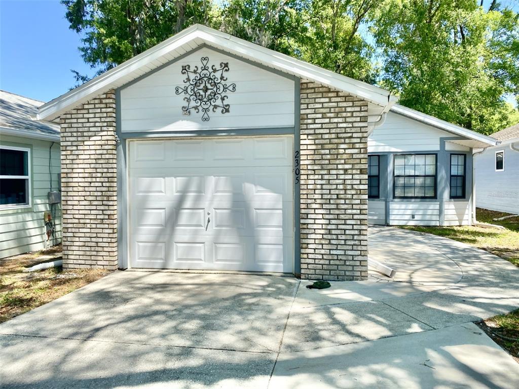 2305 NE 40TH AVENUE
