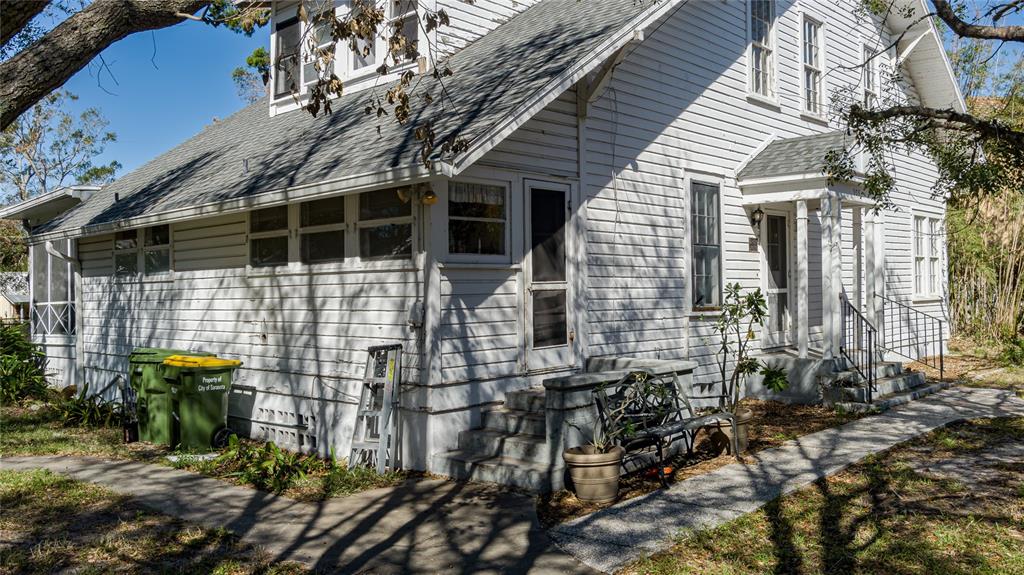 908 POMELO AVENUE