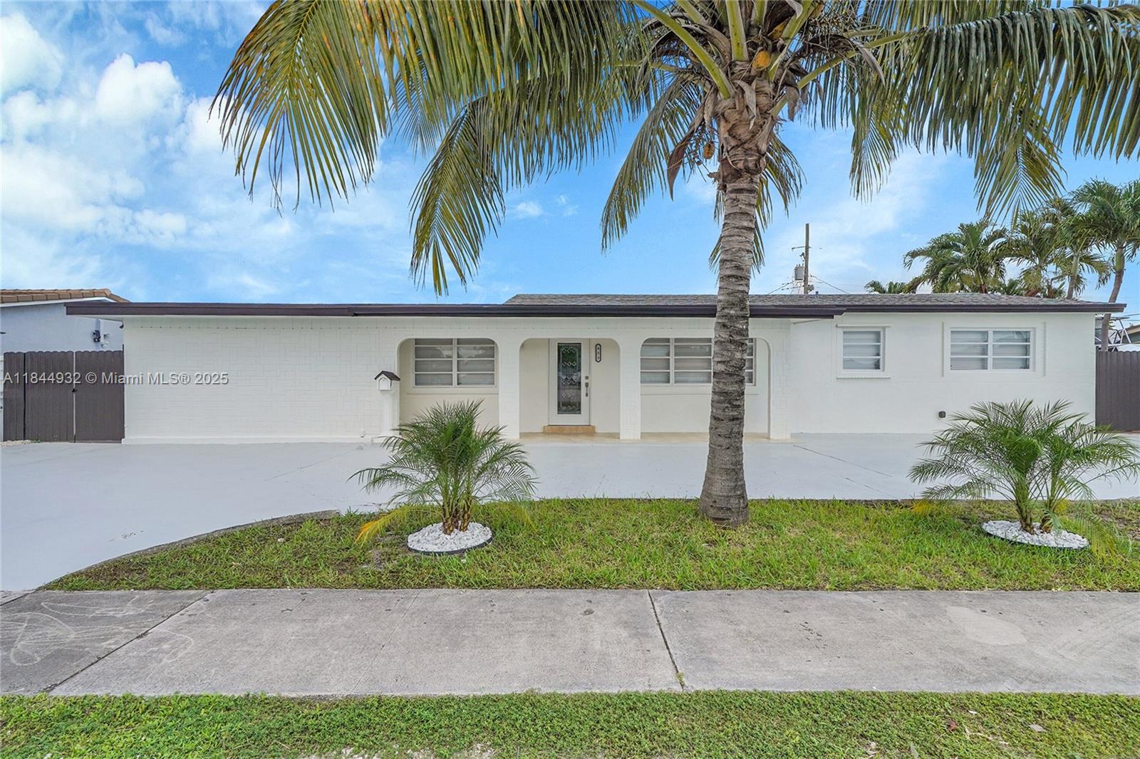 453 W 40th Pl, Hialeah FL 33012
