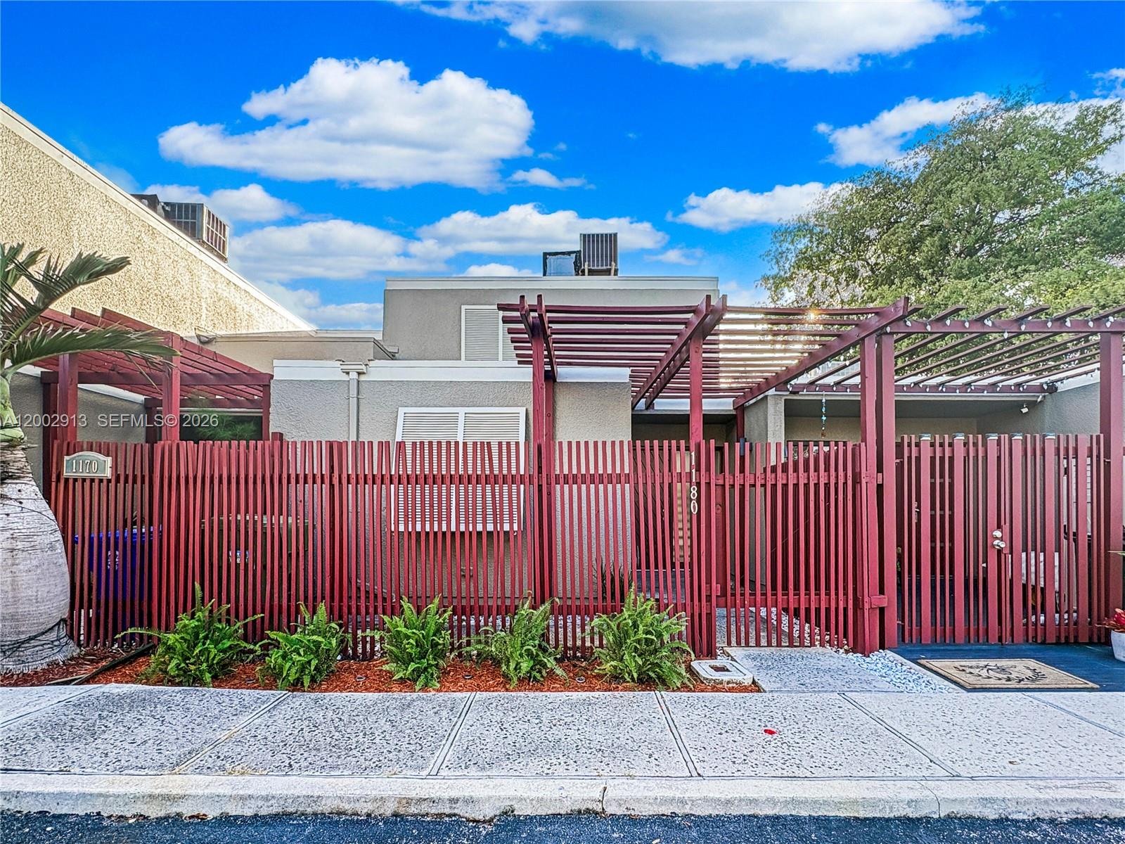 1180 Windward Dr, Pembroke Pines FL 33026