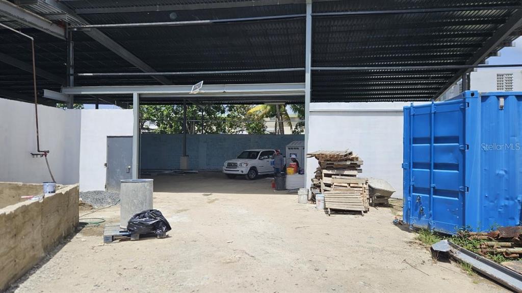 An open-air warehouse space features a concrete floor, a metal roof, and a blue container — PR 185 Km. 66 INT PR 3, CANOVANAS, PR