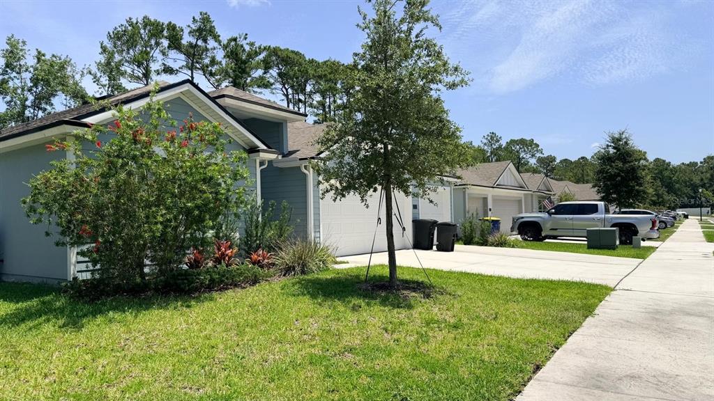 A view of the exterior of a suburban house with a driveway and front lawn — 5 PECAN RIDGE COURT, JACKSONVILLE, FL