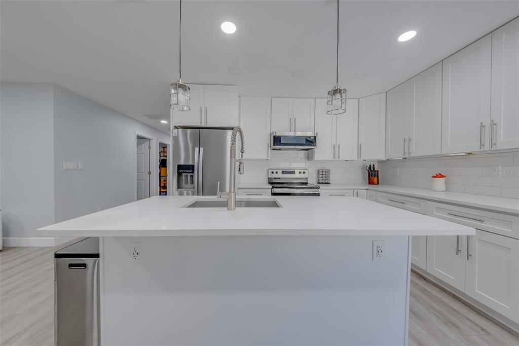 1814 SYLVAN DRIVE, CLEARWATER, FL — photo 5 of 27