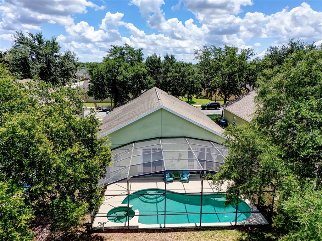 An aerial view of a house with a screened-in pool and patio area — 826 ANDALUSIA LOOP, DAVENPORT, FL