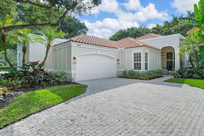 2707 Players Court, Wellington FL 33414
