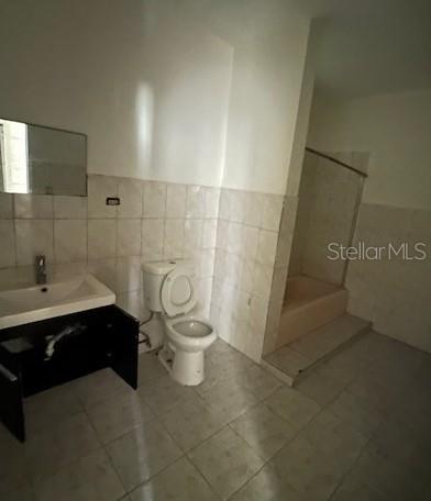 A bathroom with a vanity, toilet, and a tiled shower stall — Carr. 635 Lote 1 BO. AIBONITO, HATILLO, PR