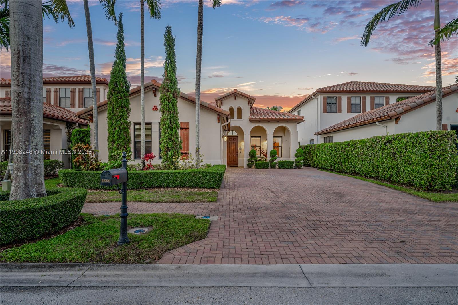 8555 NW 41st St, Cooper City FL 33024