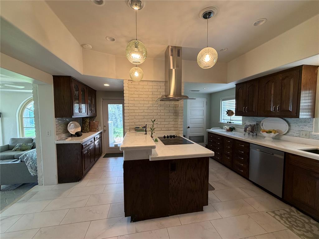 An entryway with a white door, marble flooring, and an arched opening to a living area — 801 LAKE SHORE DRIVE, LEESBURG, FL