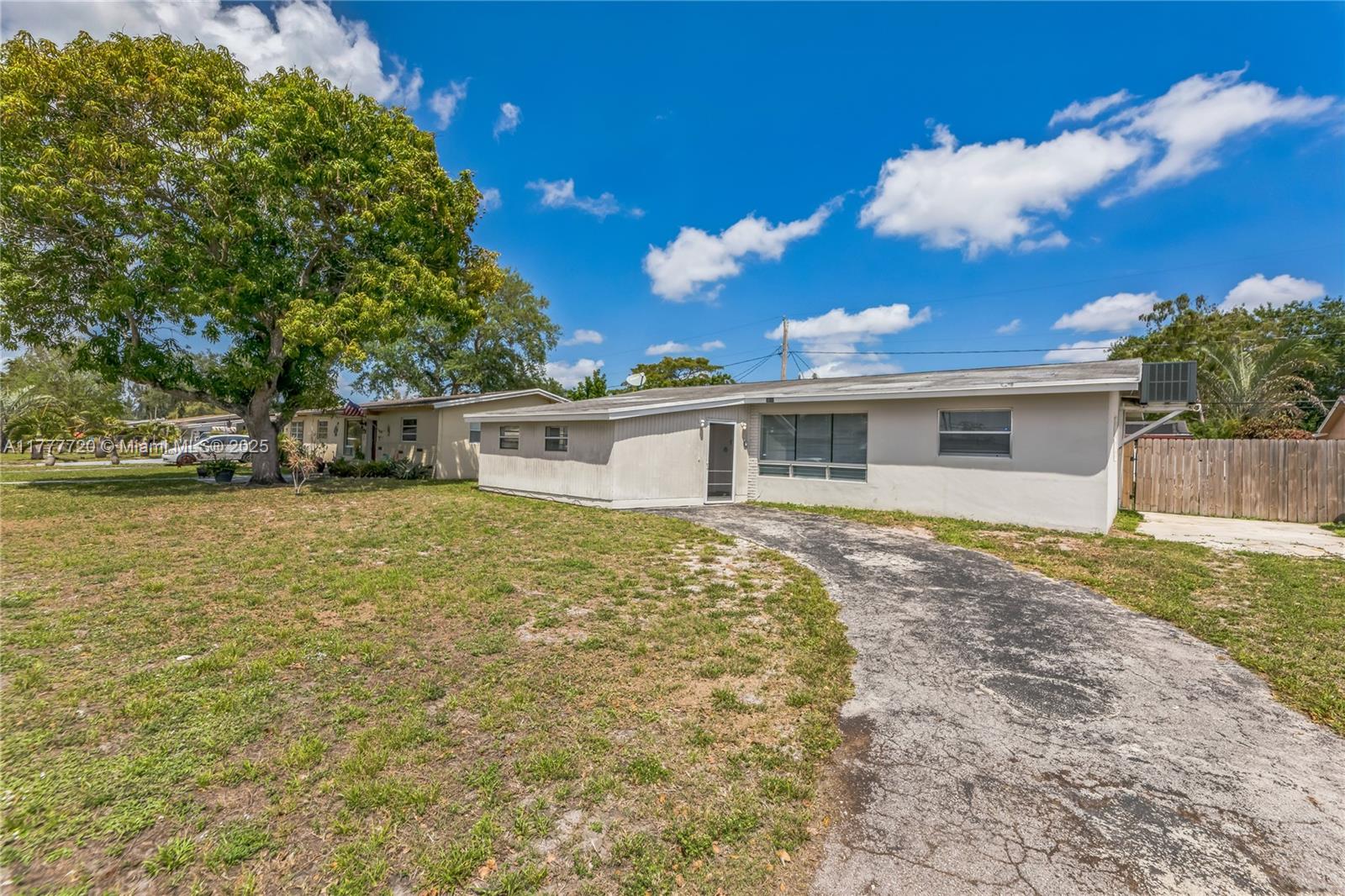 5810 SW 54th Ave, Davie FL 33314