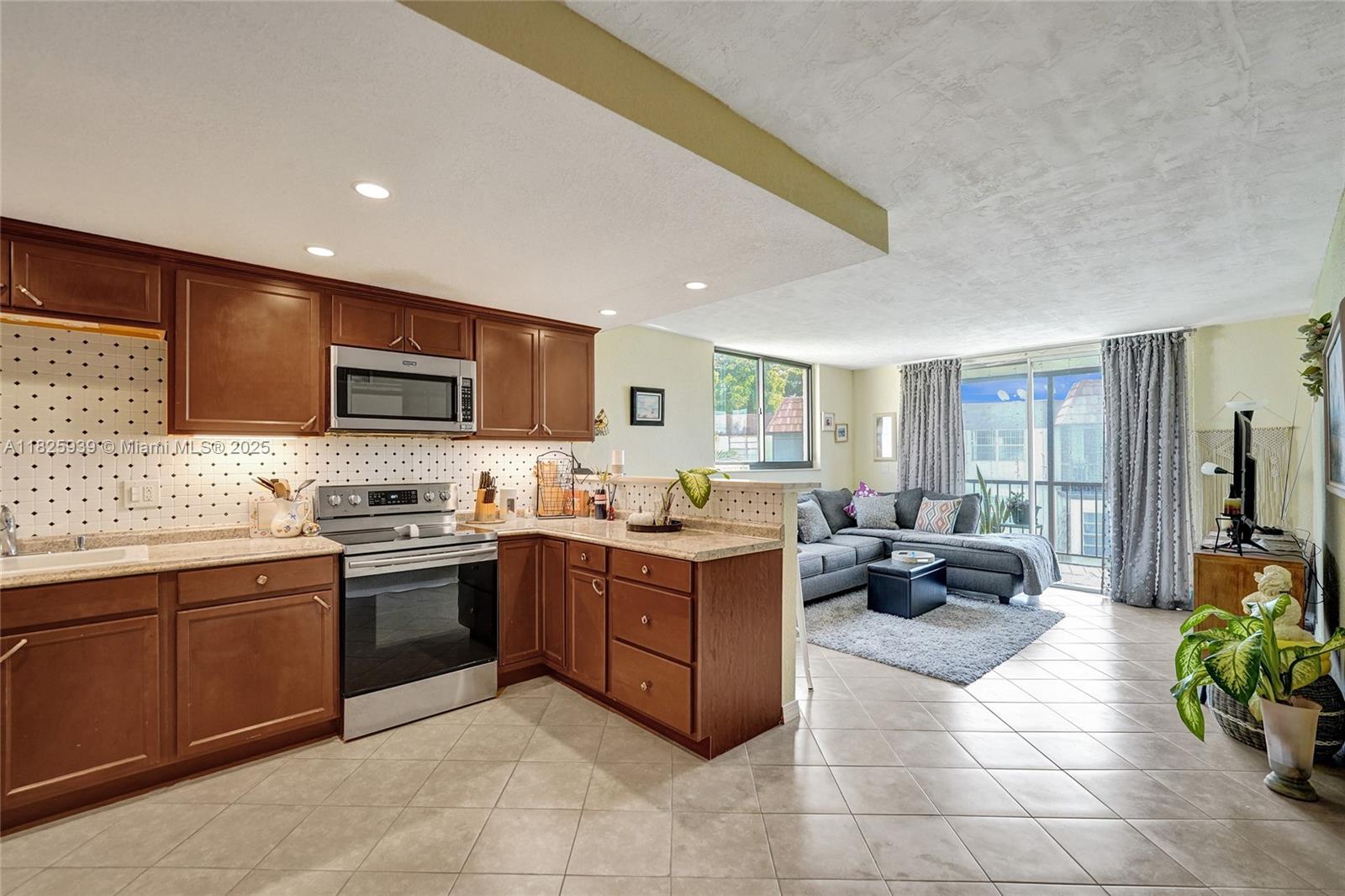 7100 NW 17th St # 402, Plantation FL 33313