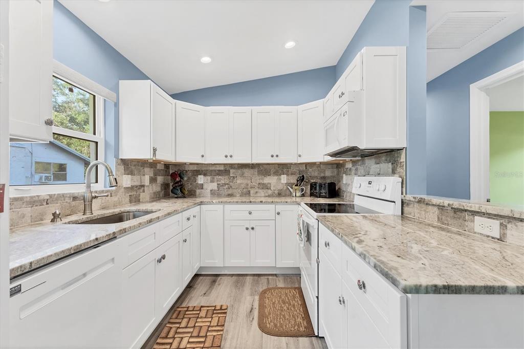 352 GLENWOOD AVE, OSPREY, FL — photo 5 of 30