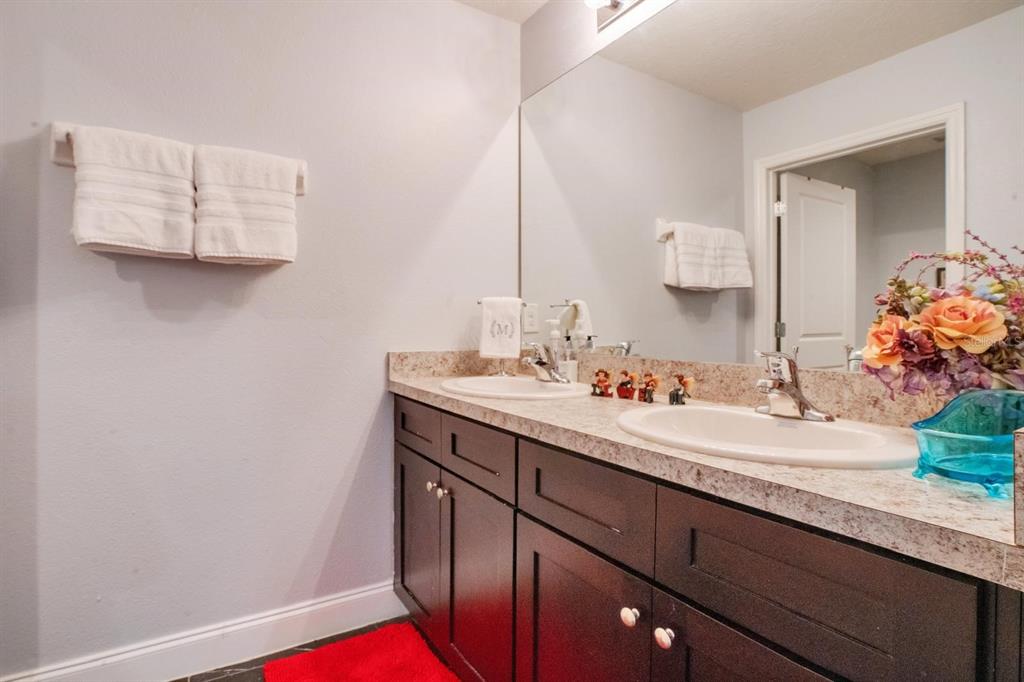 An open-concept living room and kitchen feature tile floors, neutral furniture, and a ceiling fan — 4583 NE 27TH STREET, OCALA, FL