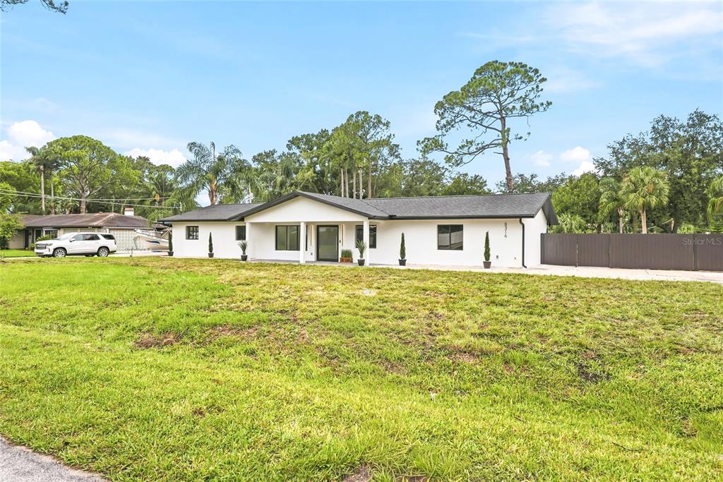 8316 W FOREST CIRCLE, TAMPA, FL — photo 2 of 30