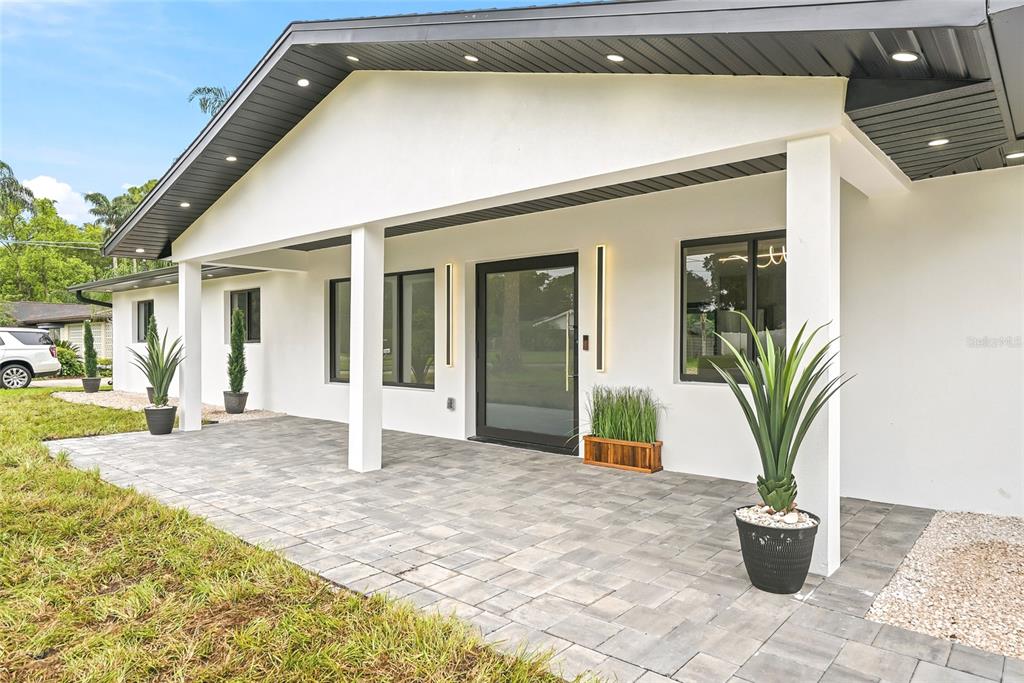 8316 W FOREST CIRCLE, TAMPA, FL — photo 3 of 30
