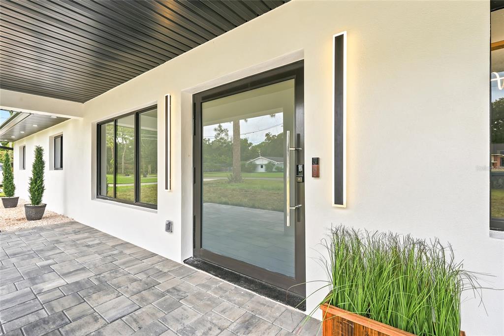 8316 W FOREST CIRCLE, TAMPA, FL — photo 4 of 30