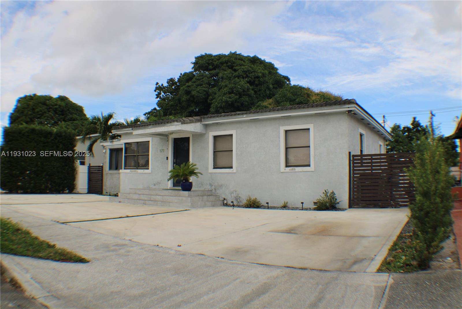 171 E 56th St, Hialeah FL 33013