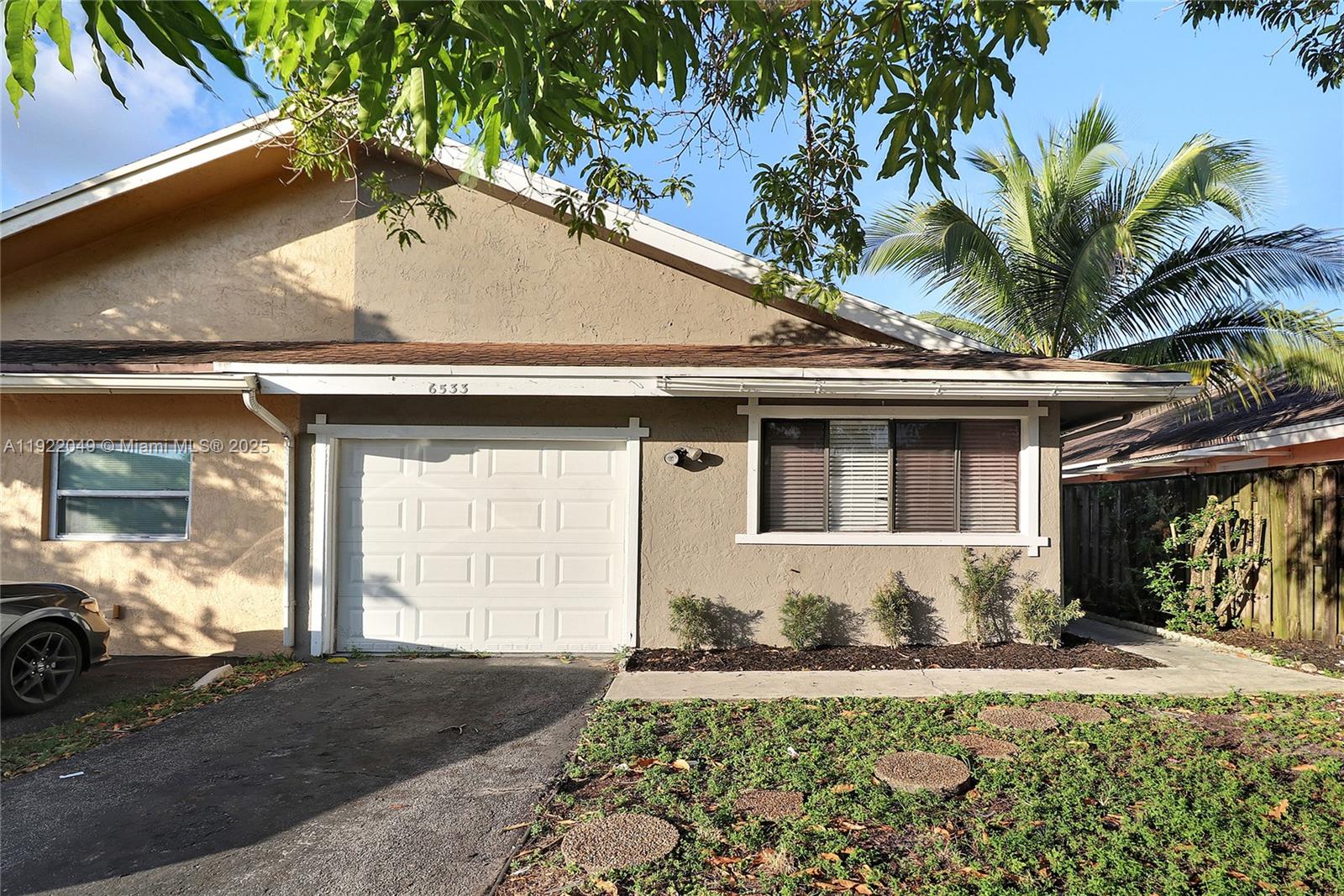 6533 Harbour Rd, North Lauderdale FL 33068