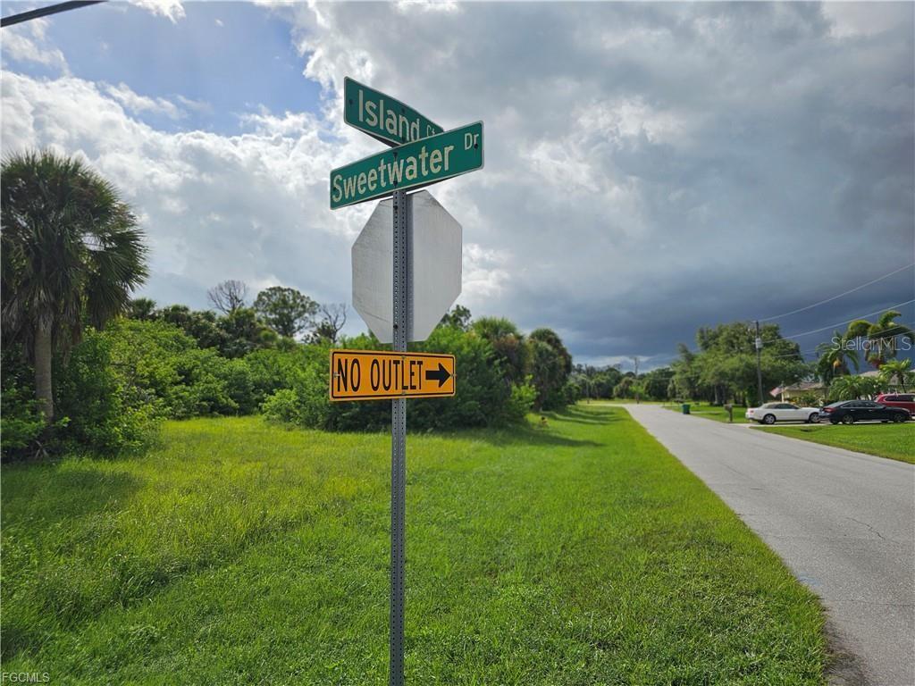 A street sign at the intersection of Island Circle and Sweetwater Drive with a no-outlet sign — 105 ISLAND COURT, ROTONDA WEST, FL