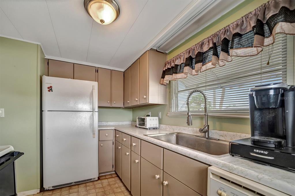 122 E SAINT ANNES CIRCLE, APOLLO BEACH, FL — photo 4 of 30