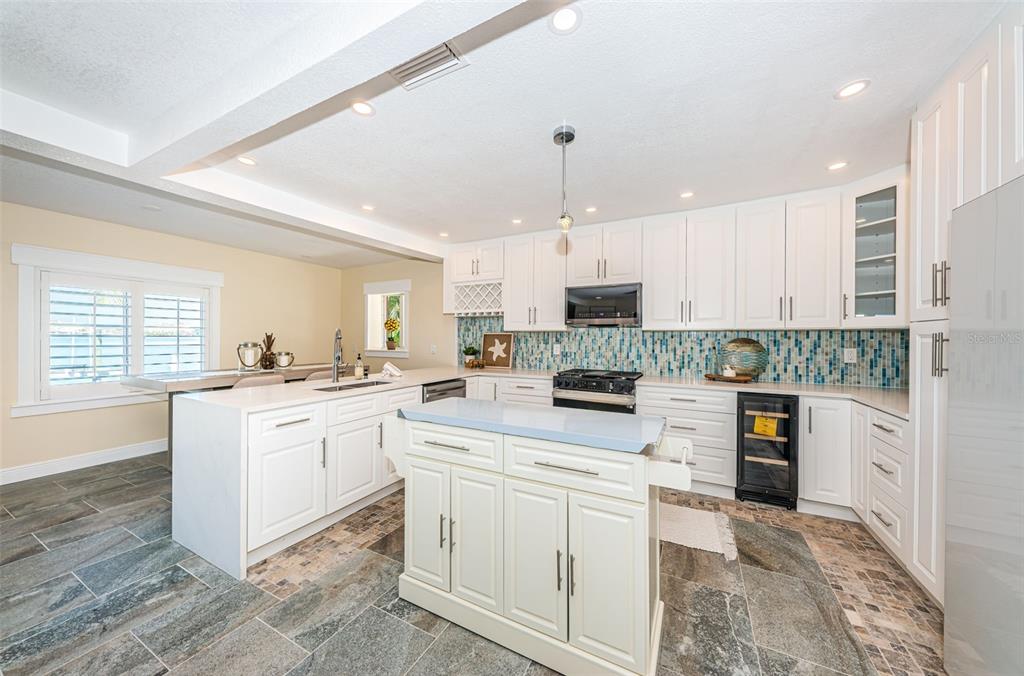 14223 E PARSLEY DRIVE, MADEIRA BEACH, FL — photo 4 of 30