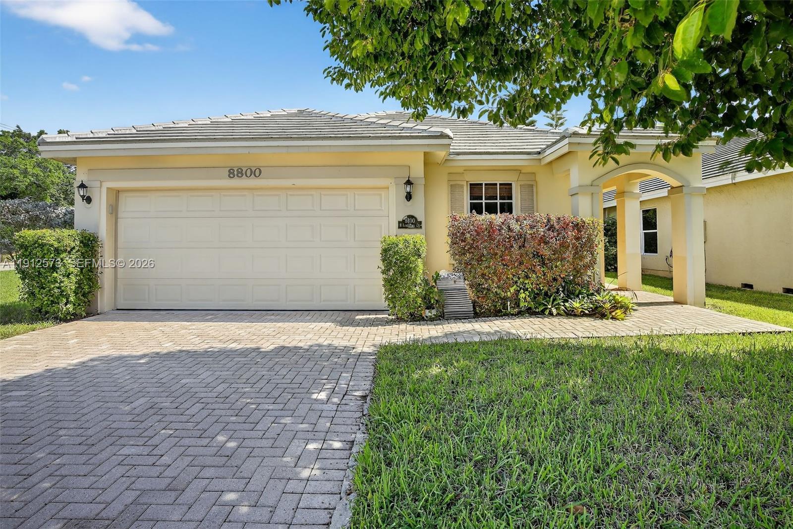 8800 Lake Park Cir N, Davie FL 33328