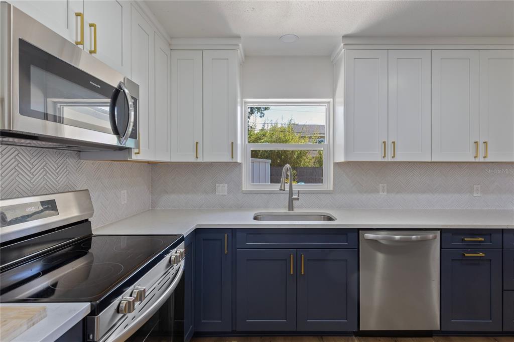 1715 THOMAS DRIVE, CLEARWATER, FL — photo 3 of 24