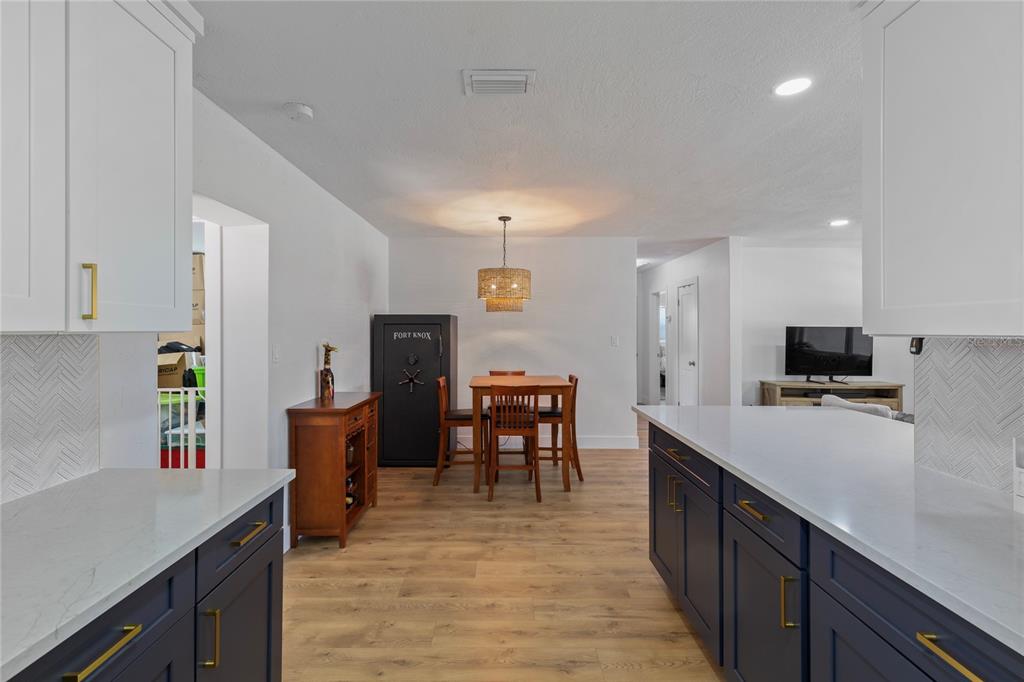 1715 THOMAS DRIVE, CLEARWATER, FL — photo 5 of 24