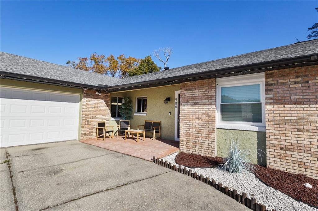 A covered patio with a swimming pool, outdoor furniture, and a large blue umbrella — 986 TURKEY HOLLOW CIRCLE, WINTER SPRINGS, FL