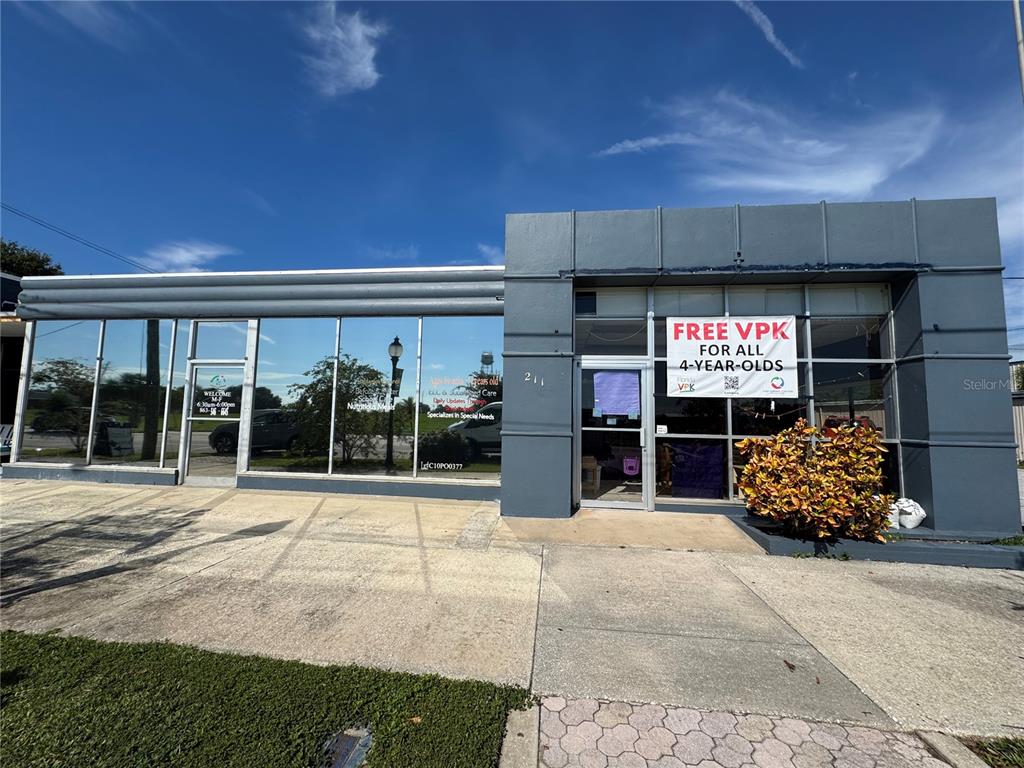A commercial building with large glass windows and a sign advertising free VPK for children — 207 N SCENIC HIGHWAY UNIT 207 & 211, FROSTPROOF, FL