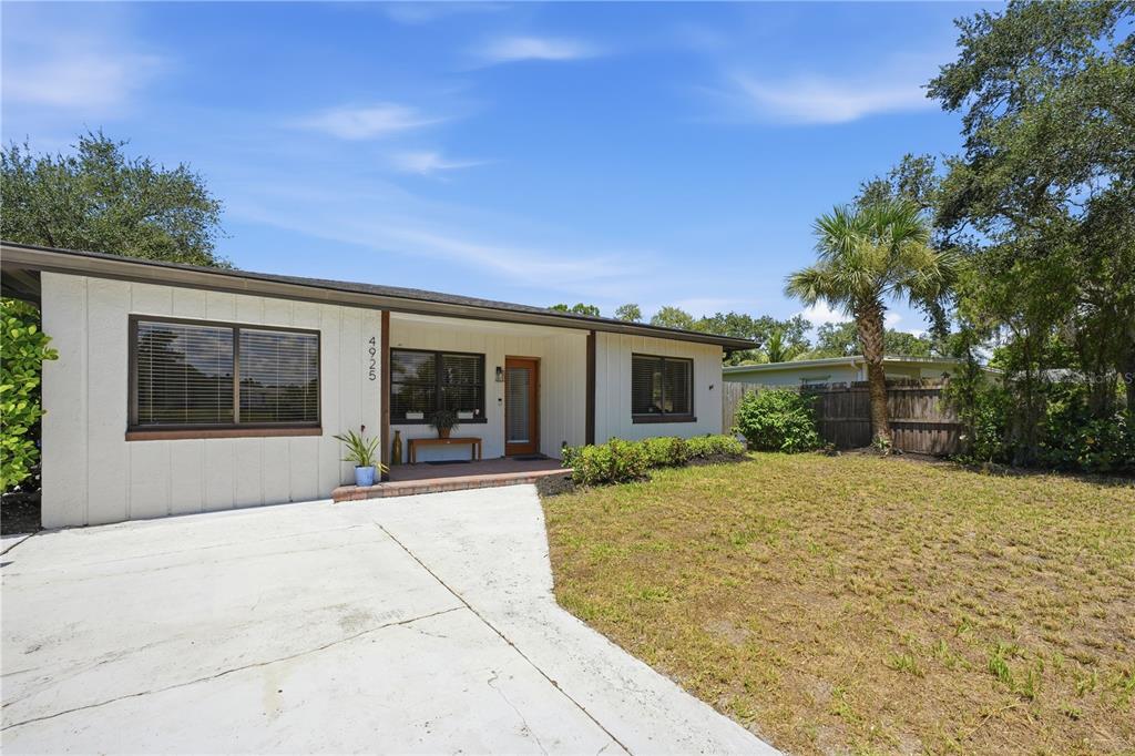 4925 REMINGTON DRIVE, SARASOTA, FL — photo 4 of 30