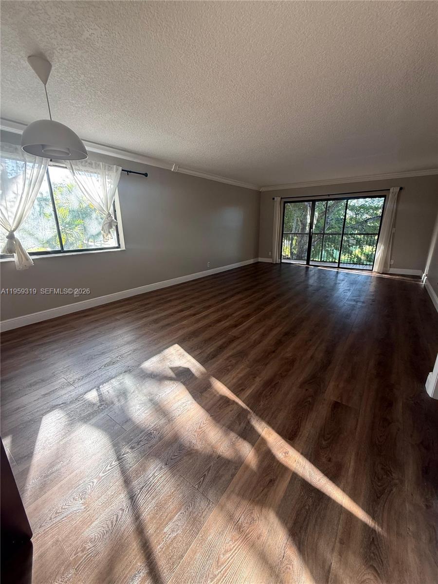 402 Lakeview Dr # 201, Weston FL 33326