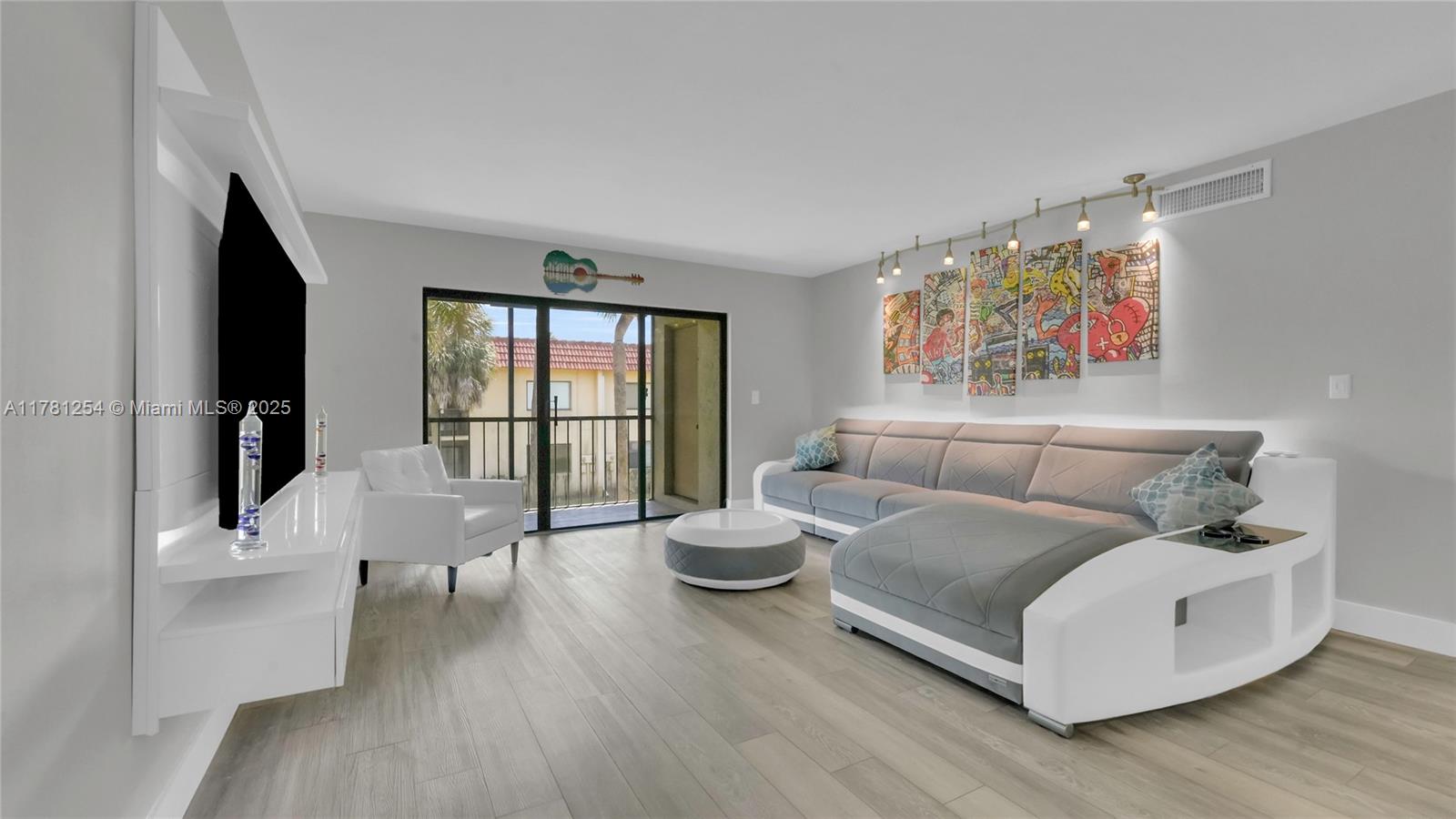 327 Lakeview Dr # 203, Weston FL 33326