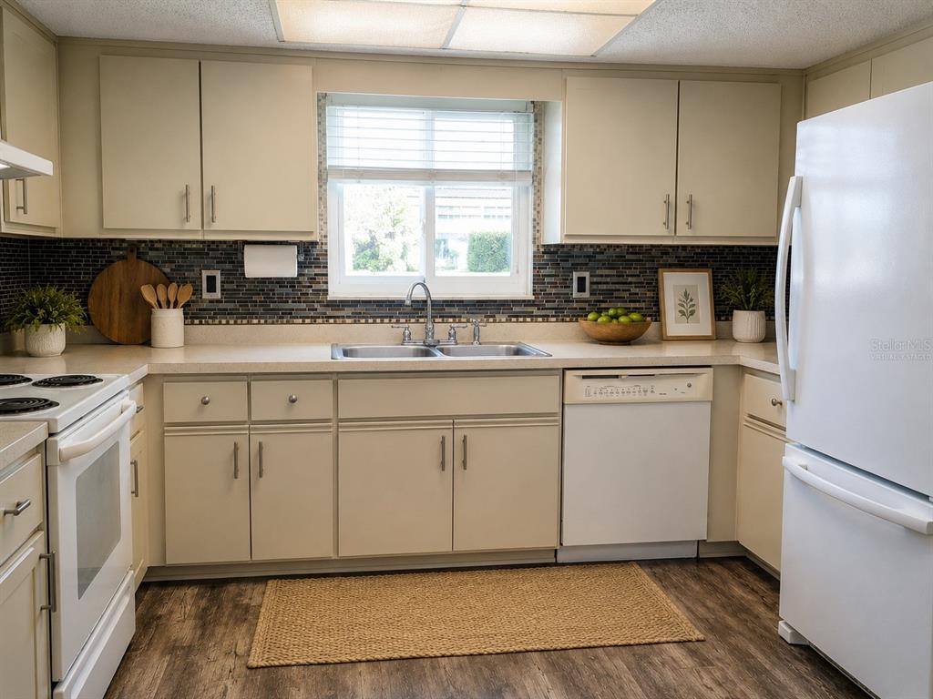 A sunroom with white walls, pleated blinds, and a colorful floral area rug — 6311 SW 106TH PLACE, OCALA, FL
