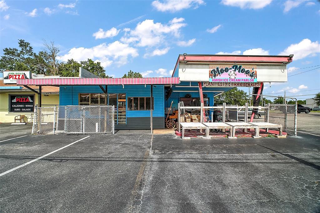 The exterior of a blue building features a pizza shop and an ice cream parlor — 454 N PARK AVENUE, APOPKA, FL