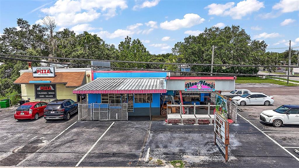 An exterior view of a commercial building featuring a pizza restaurant and an ice cream parlor — 454 N PARK AVENUE, APOPKA, FL
