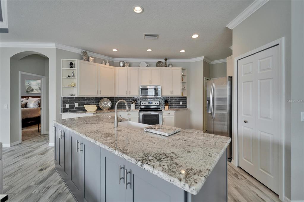 221 SELA COVE CIRCLE, APOLLO BEACH, FL — photo 2 of 30