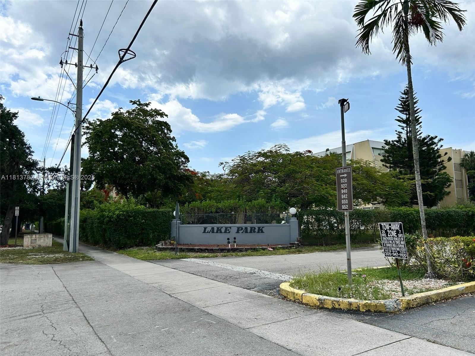922 NE 199th St Apt 304, Miami FL 33179
