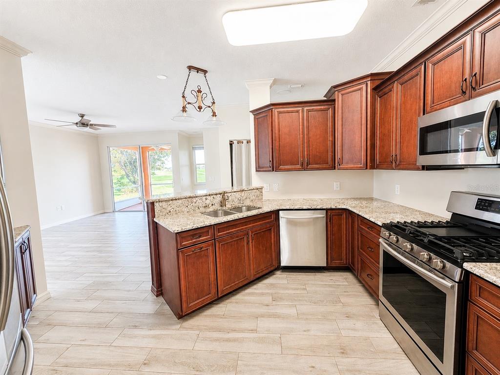 834 SPRINGWOOD CIRCLE, BRADENTON, FL — photo 4 of 20