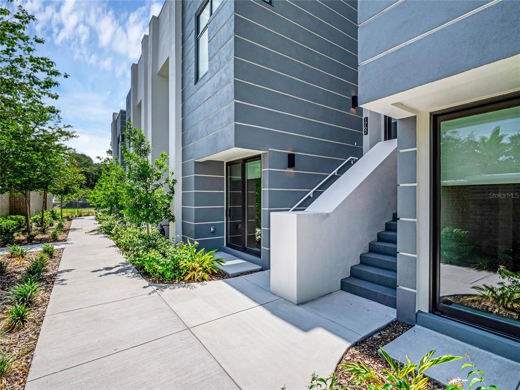 1764 MONDRIAN CIRCLE