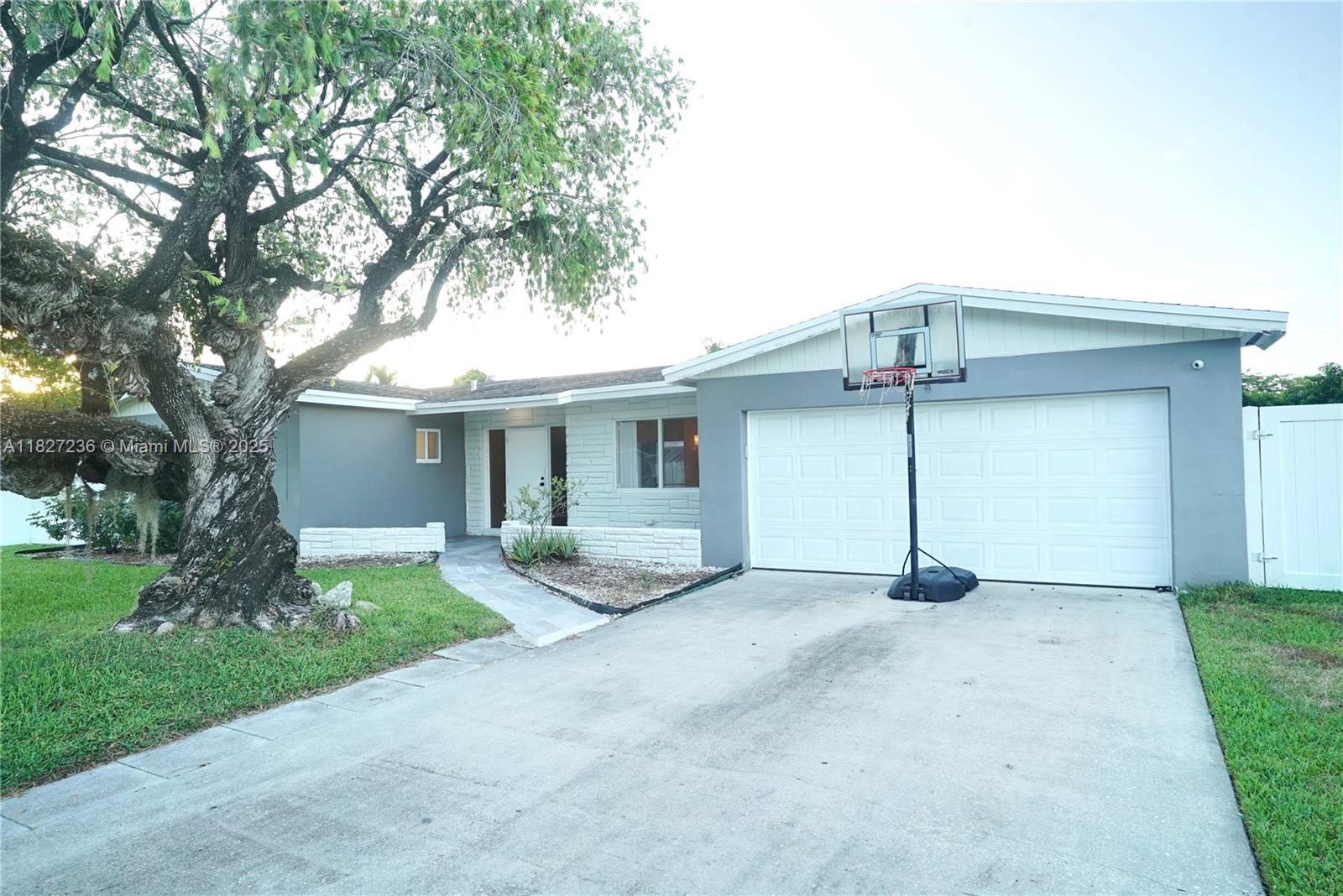 7985 NW 1st St, Margate FL 33063