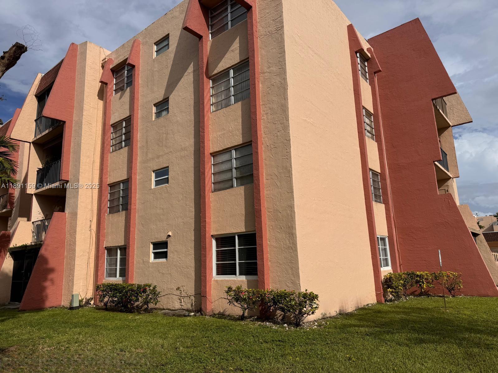 13701 Kendale Lakes Cir # 111, Miami FL 33183