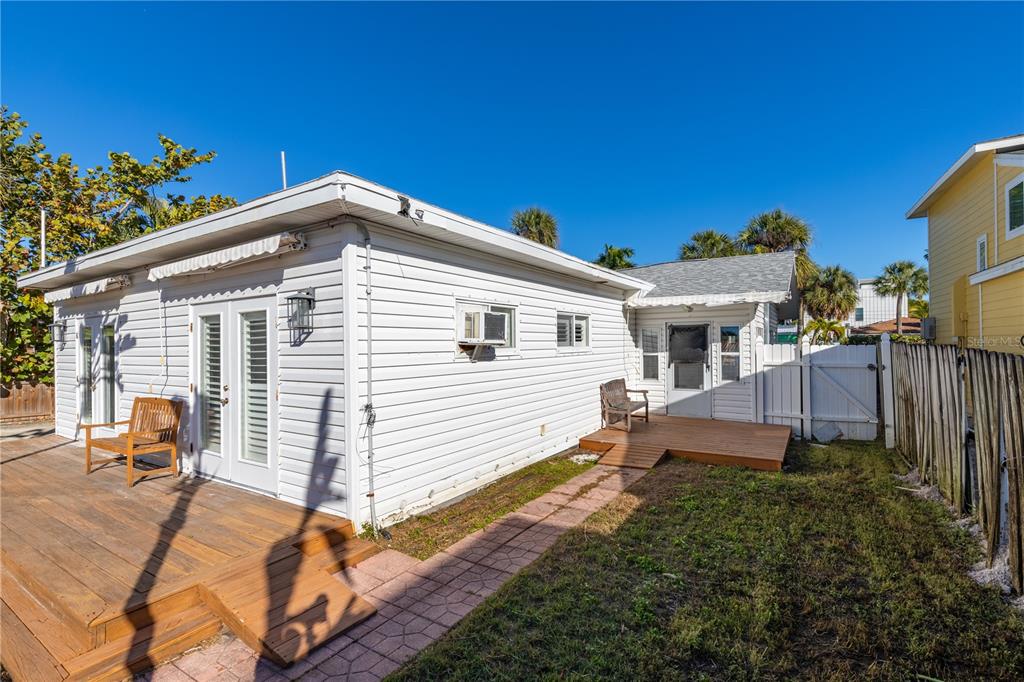 944 BRUCE AVENUE, CLEARWATER BEACH, FL — photo 3 of 30